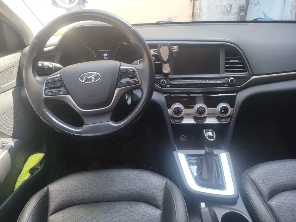 Hyundai Elantra — миниатюра 10