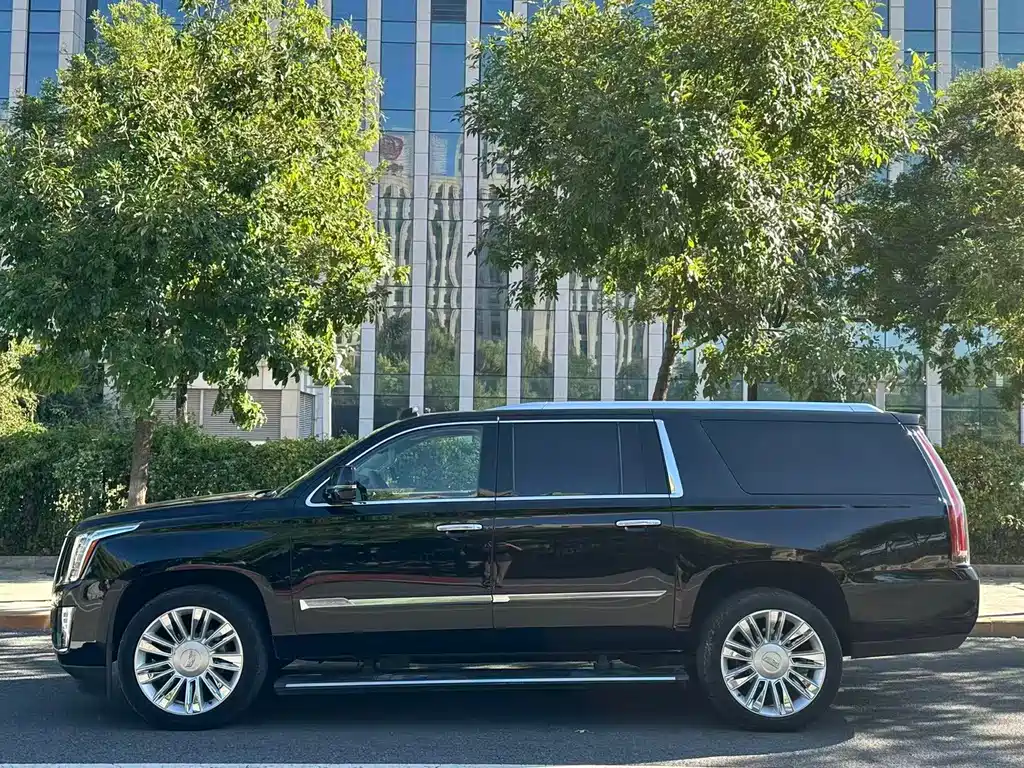 Cadillac Escalade — миниатюра 5