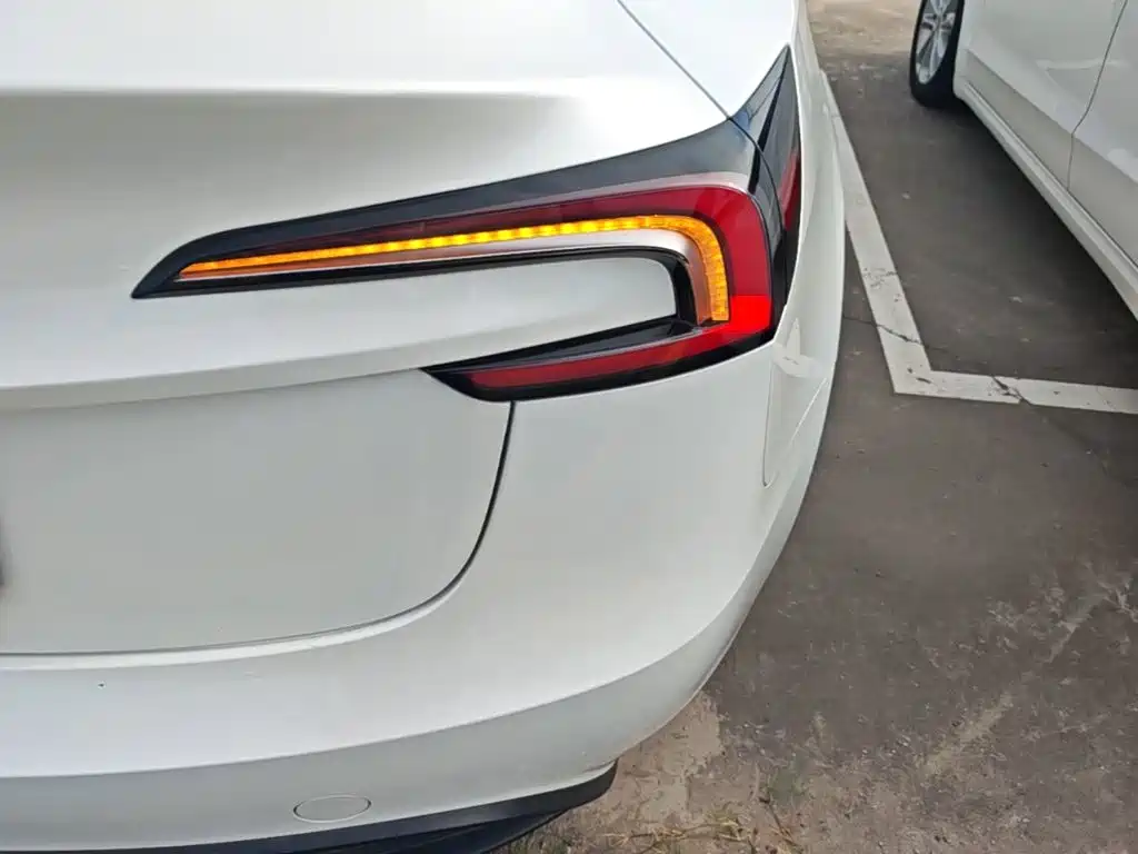 Tesla Model 3 — миниатюра 8
