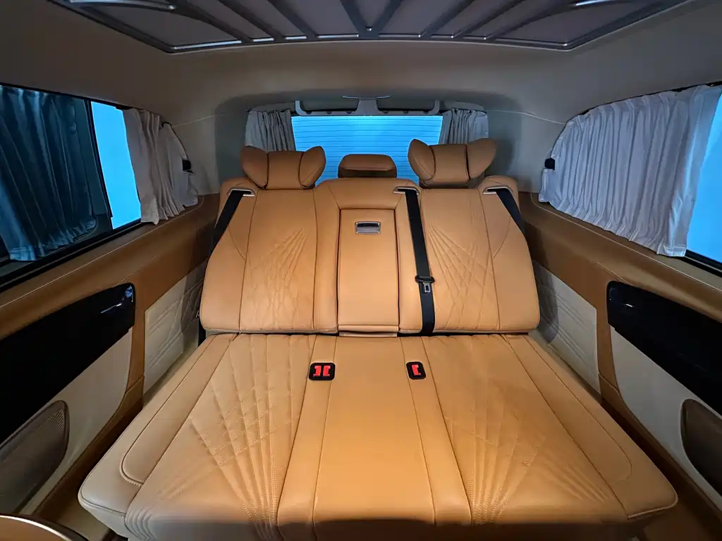 Mercedes-Benz Vito 2024 2.0T Elite 7 мест