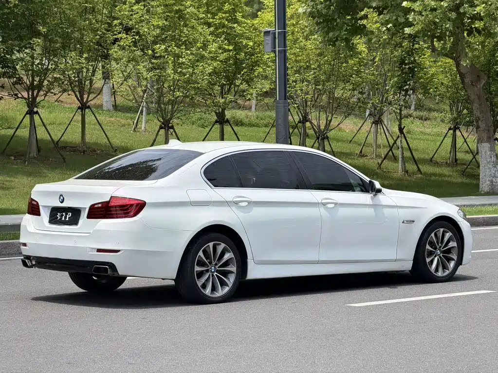 BMW 5 Series — миниатюра 12