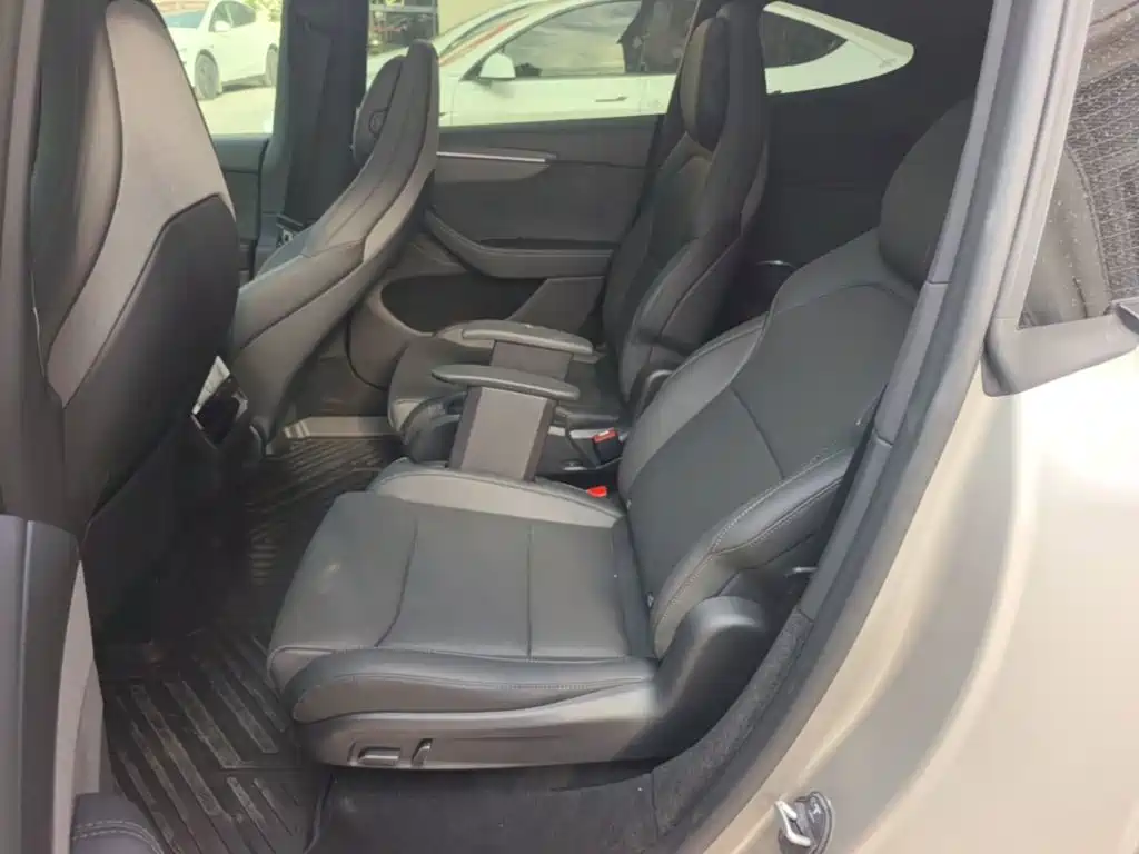 Tesla Model Y L — миниатюра 17