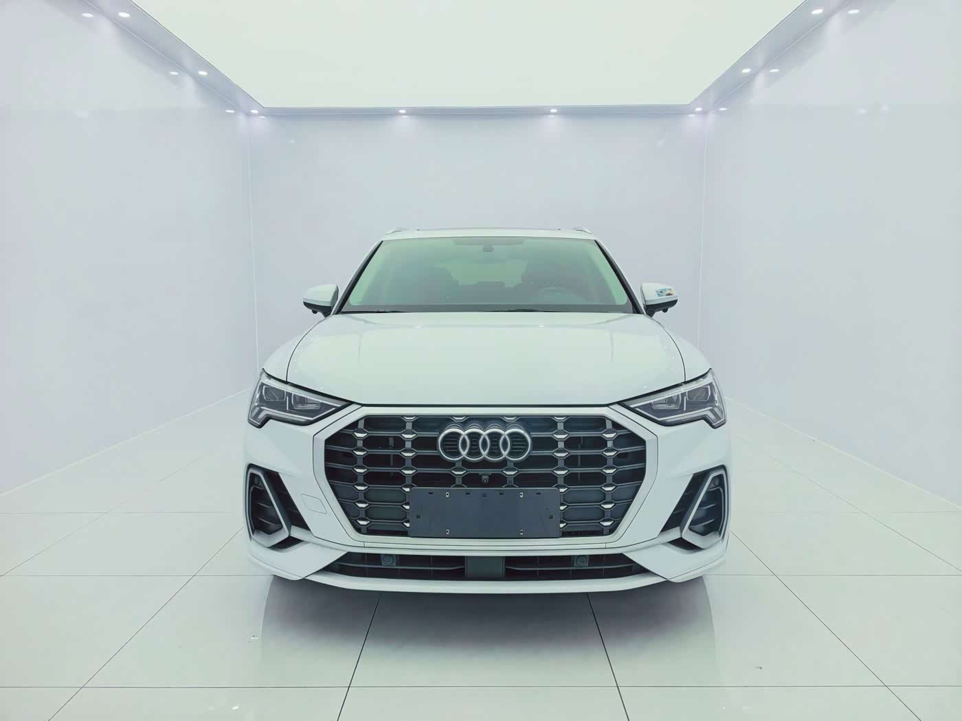 Audi Q3 1.4 л 2023 г. Белый, пробег 39000 км