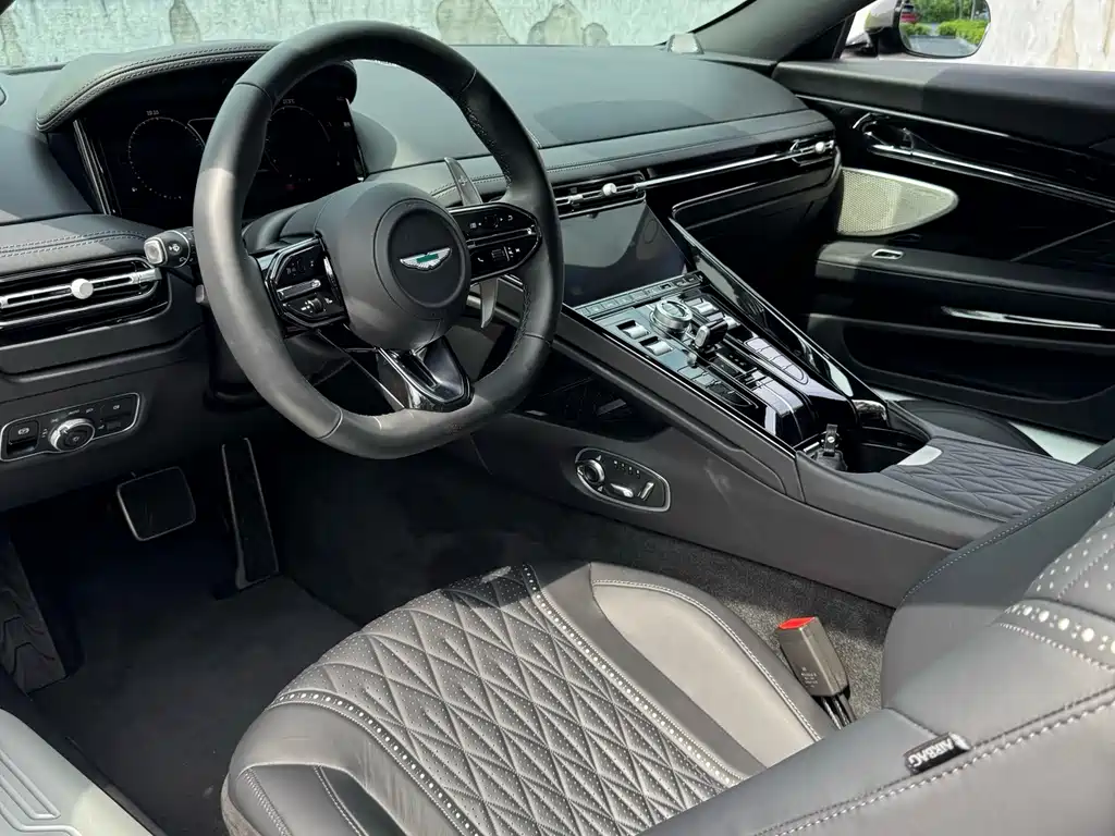 Aston Martin DB12 — миниатюра 13