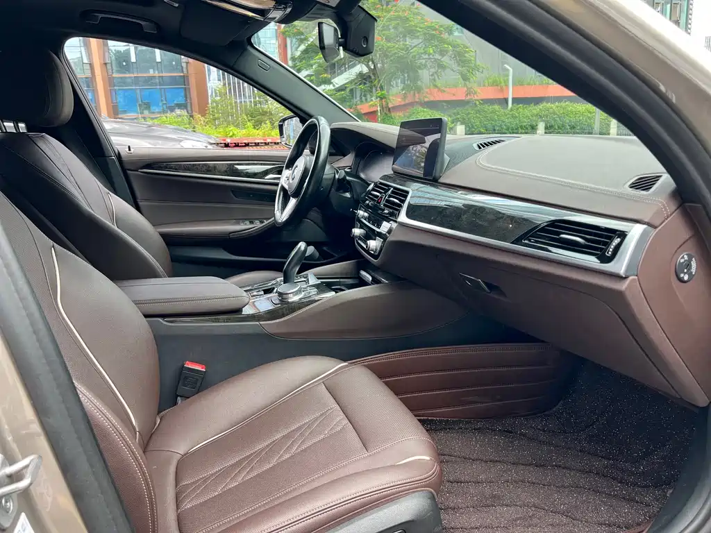 BMW 5 Series — миниатюра 7