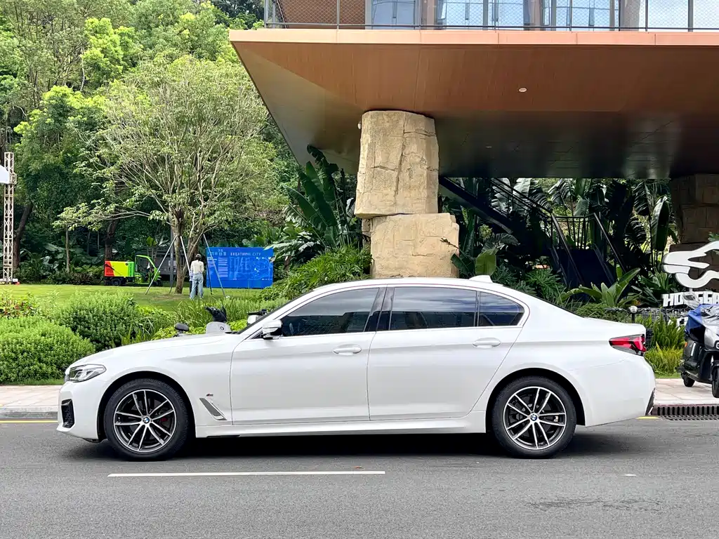 BMW 5 Series — миниатюра 10
