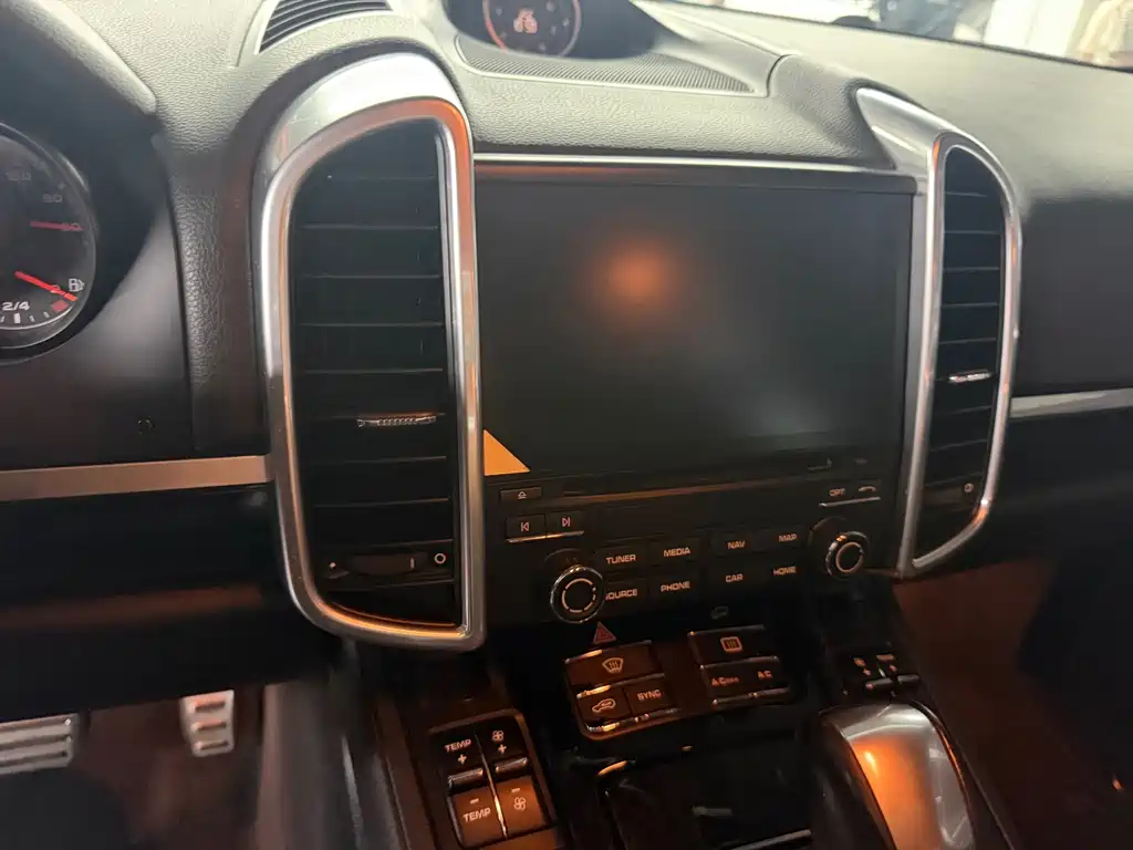 Porsche Cayenne — миниатюра 10