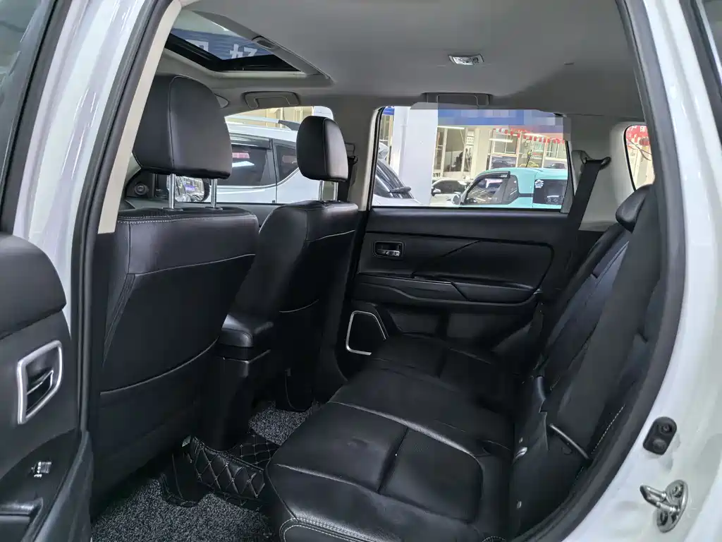 MITSUBISHI OUTLANDER