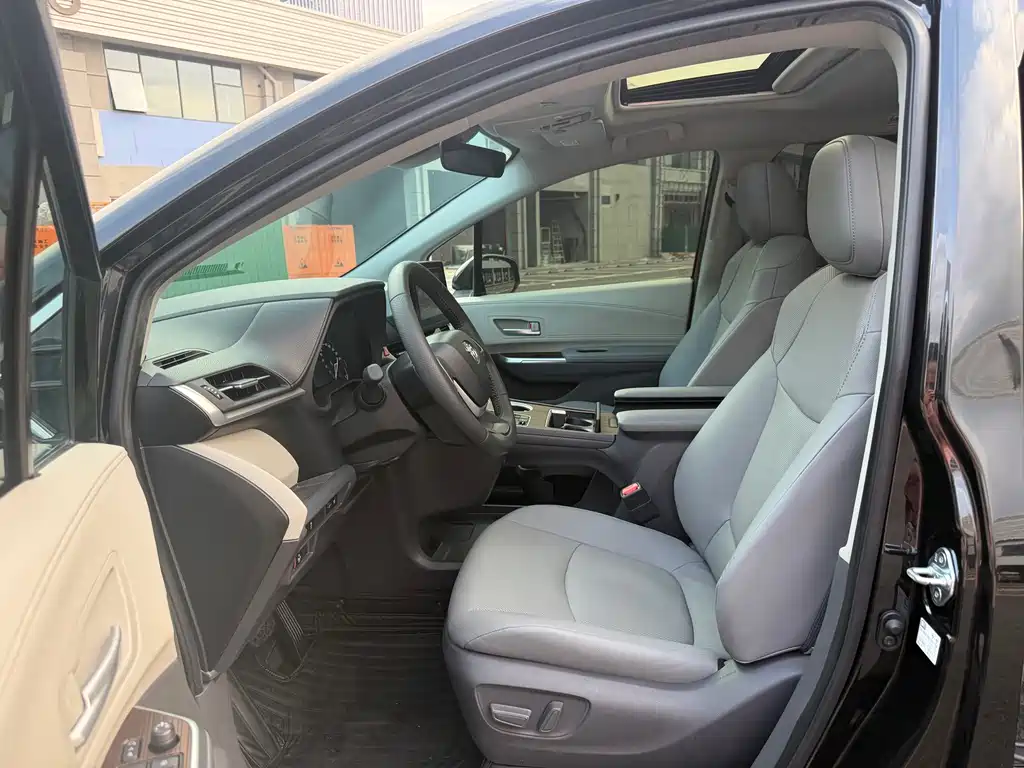 Toyota Sienna — миниатюра 4