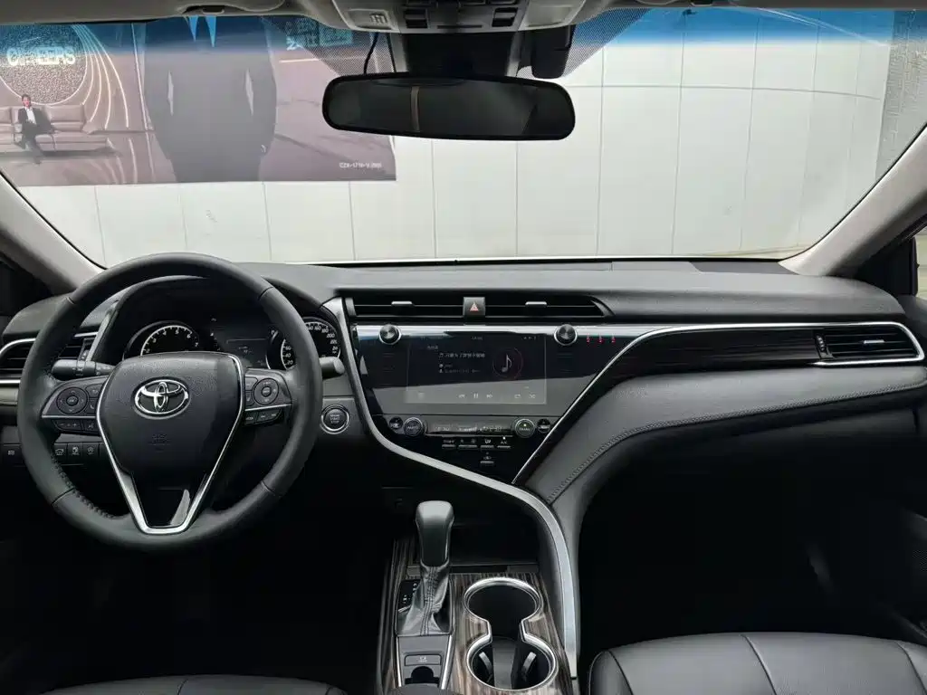 Toyota Camry — миниатюра 18