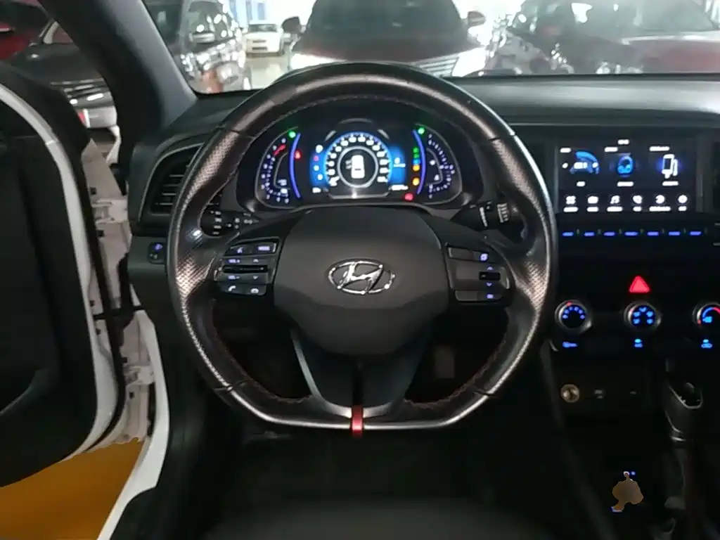 Hyundai Elantra — миниатюра 11