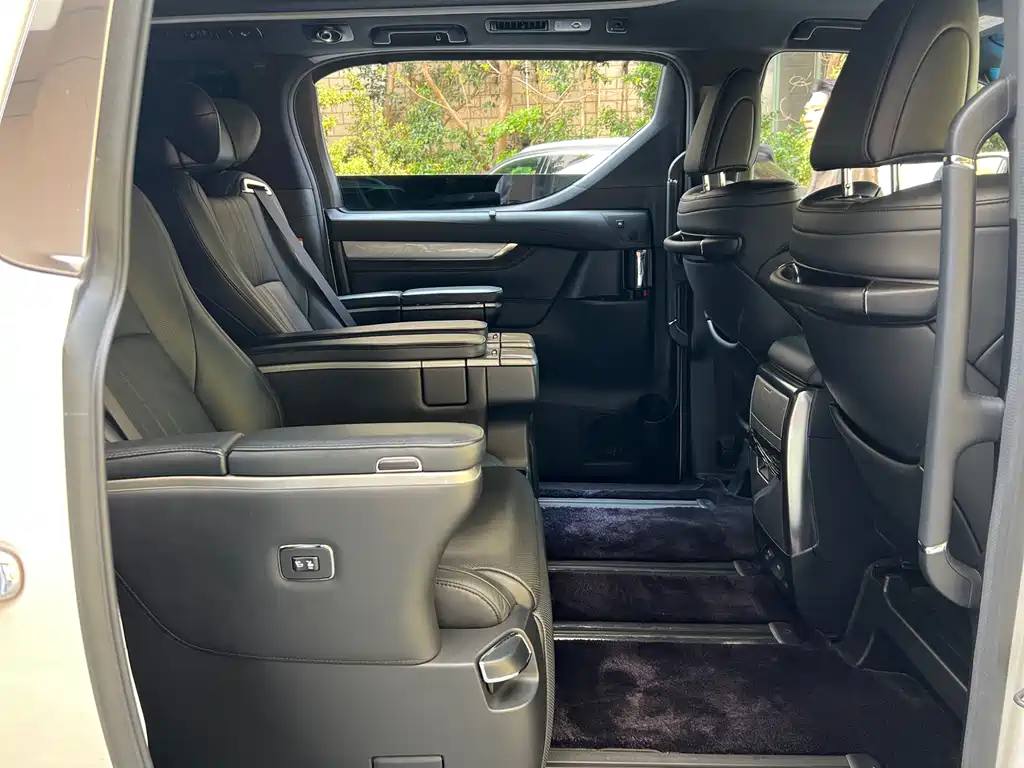 Toyota Alphard - фото 14