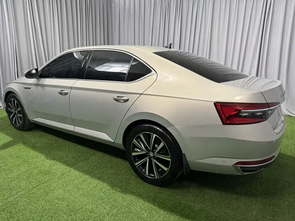 Skoda Superb — миниатюра 4