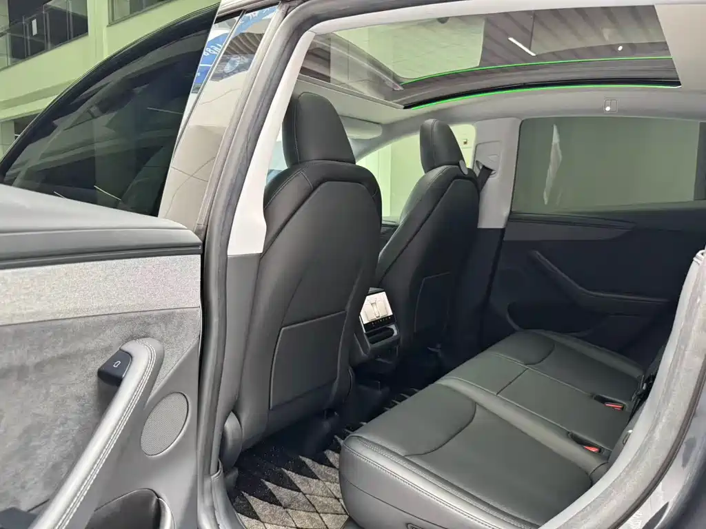 Tesla Model Y — миниатюра 12