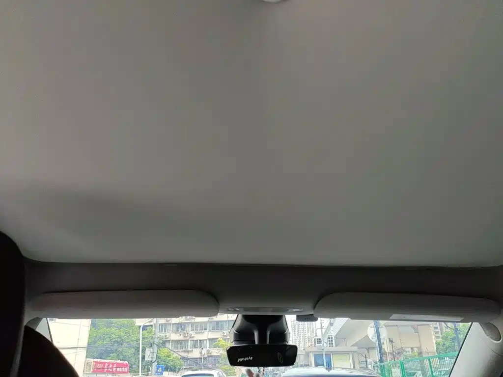 Tesla Model Y — миниатюра 15