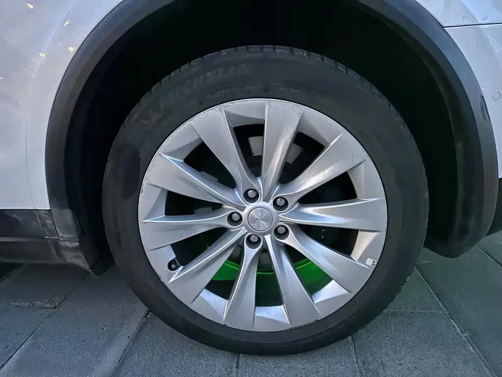 Tesla Model X — миниатюра 20