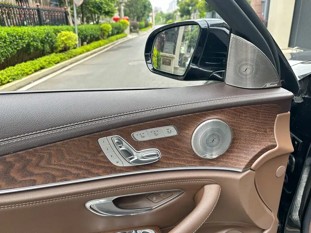 Mercedes-Benz E-Class — миниатюра 9