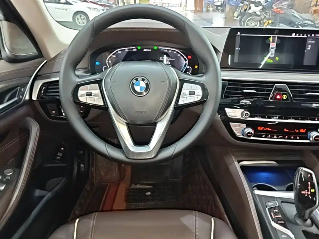 BMW 5 Series New Energy — миниатюра 11
