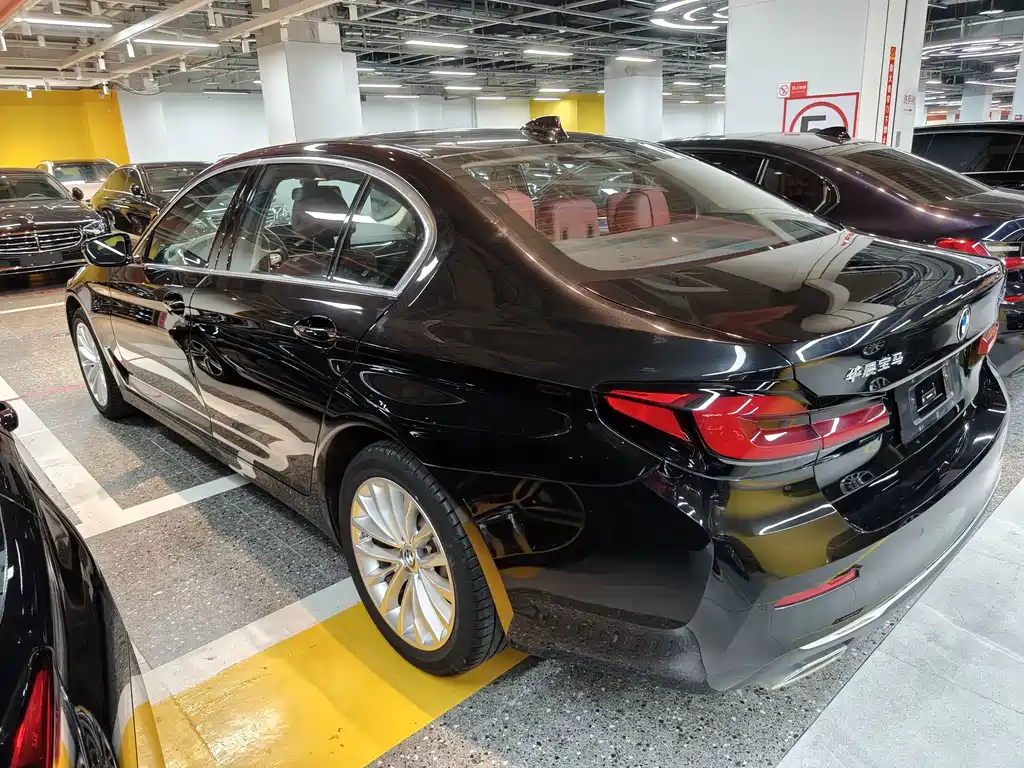 BMW 5 Series — миниатюра 11