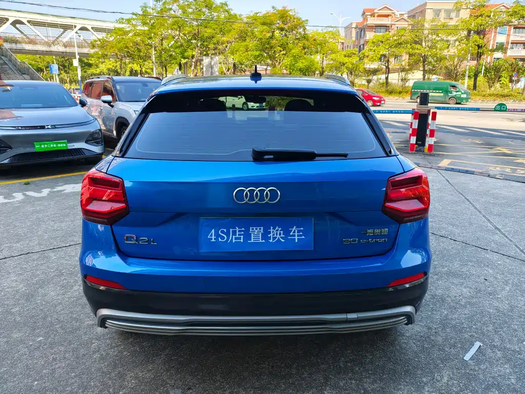Audi Q2L e-tron — миниатюра 5