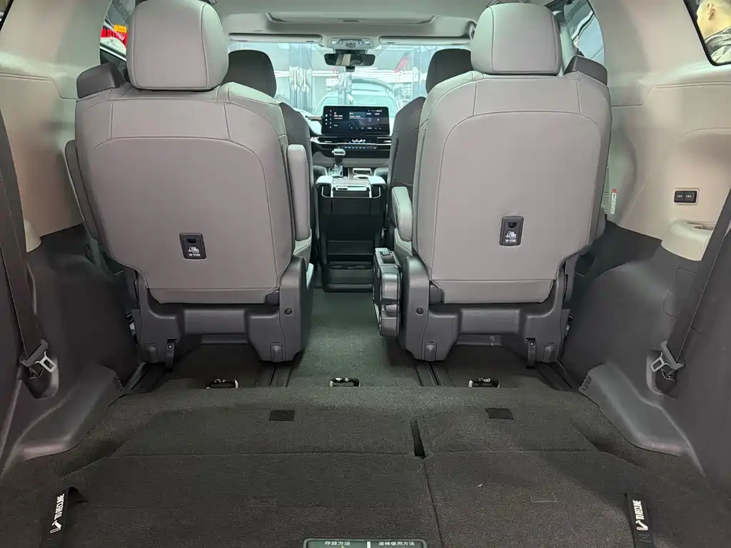 Toyota Granvia — миниатюра 9