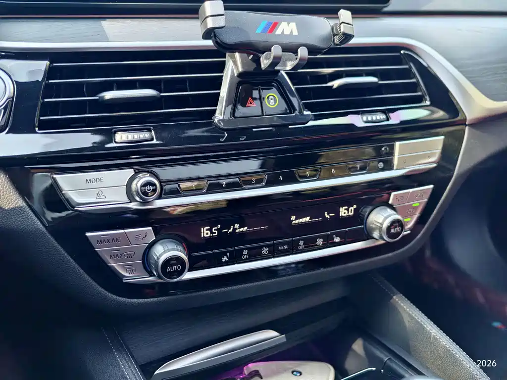 BMW 5 Series — миниатюра 11