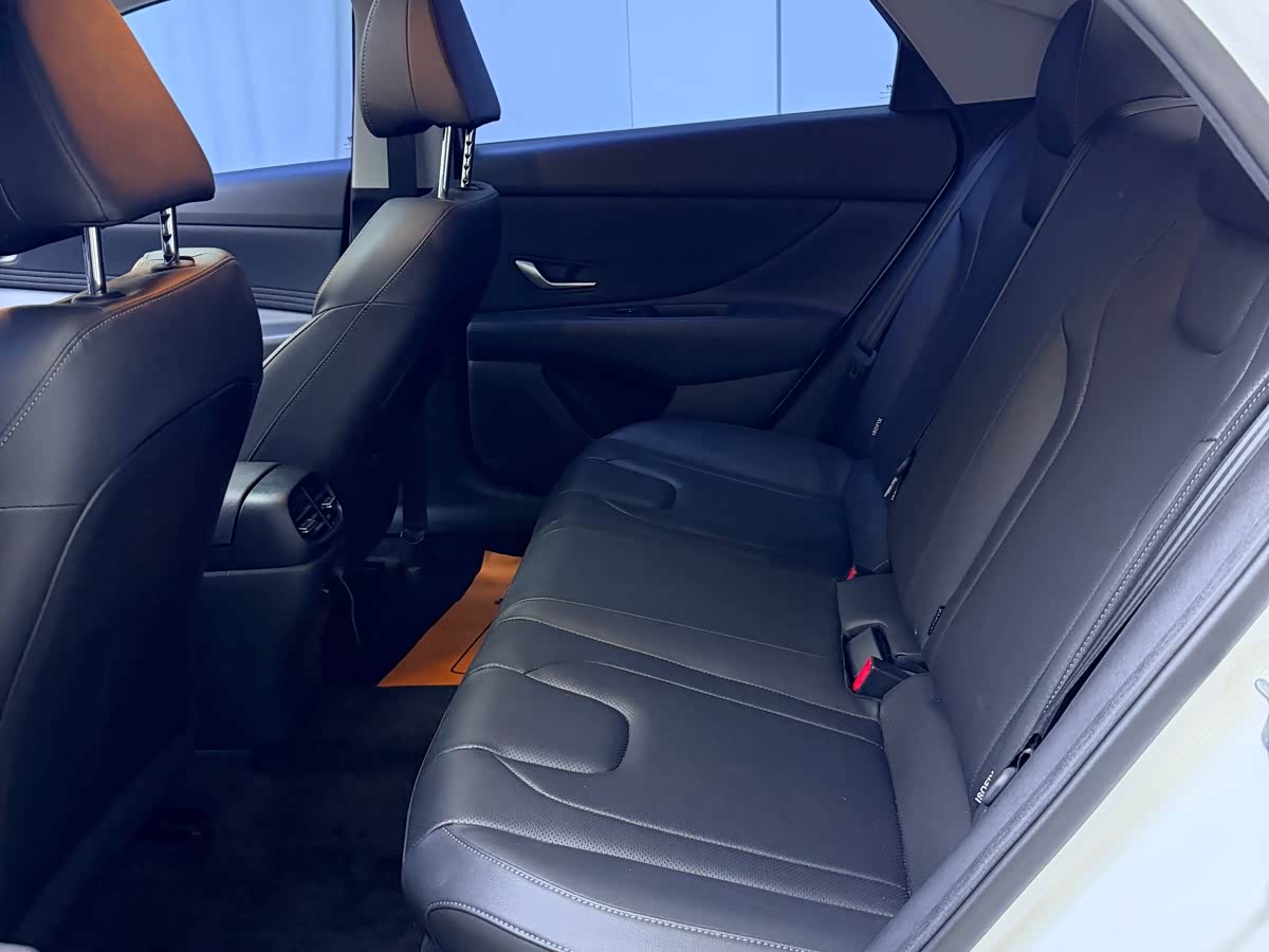 Hyundai Elantra 1.5 л 2023 г. Белый, пробег 21000 км