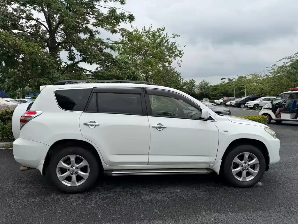 Toyota RAV4 — миниатюра 3