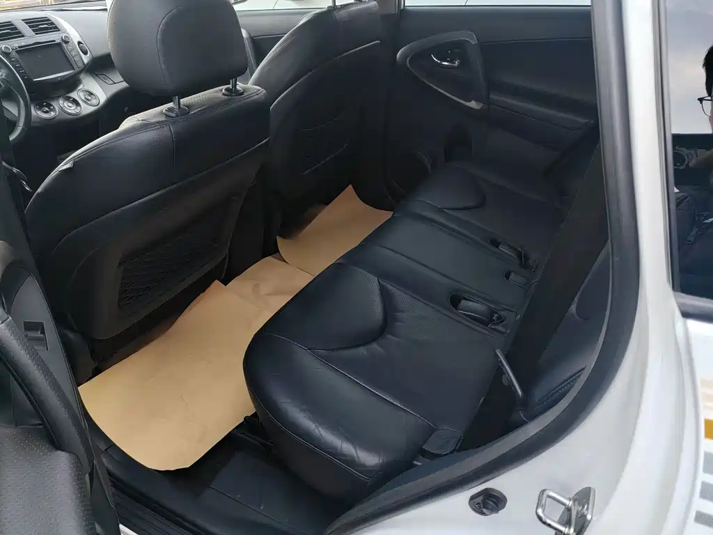 Toyota RAV4 — миниатюра 9
