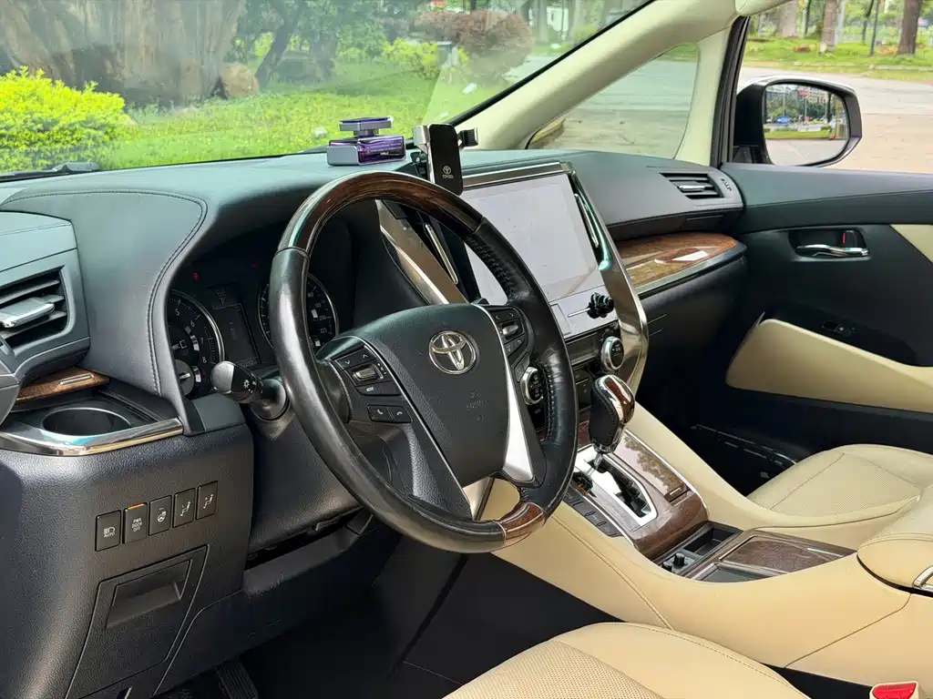 Toyota Alphard — миниатюра 8