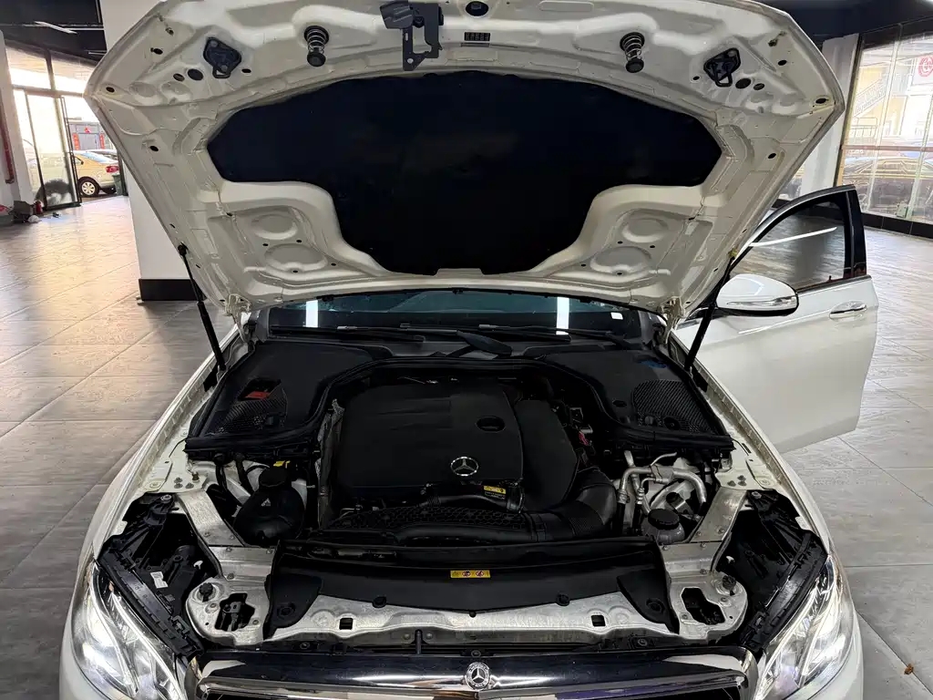 Mercedes-Benz E-Class — миниатюра 13