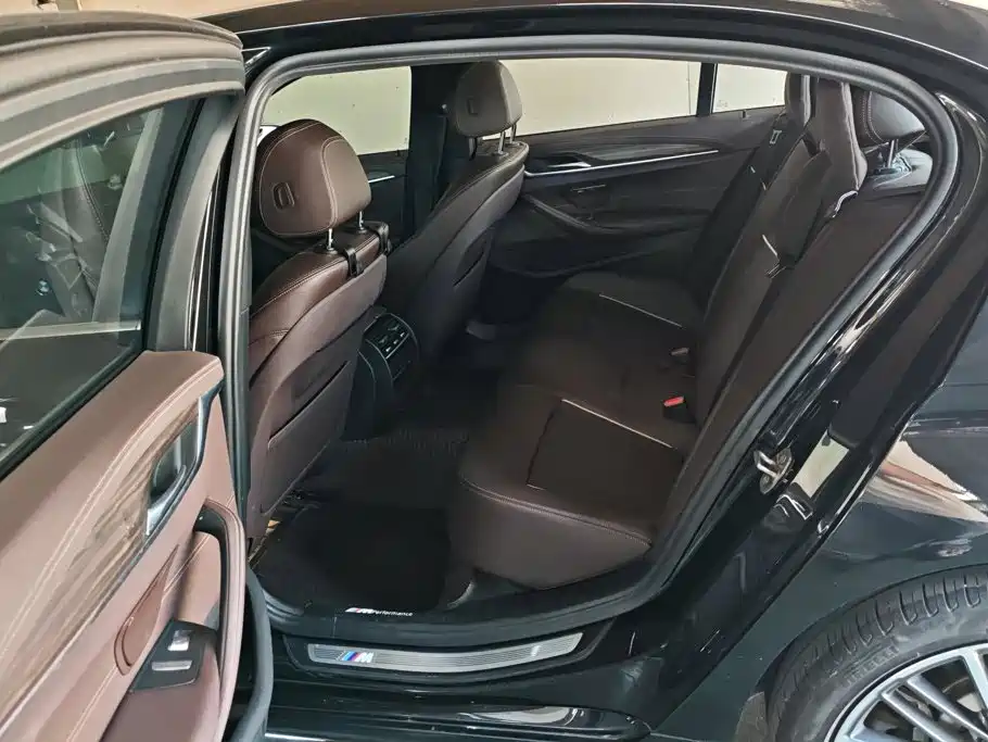 BMW 5 Series — миниатюра 11