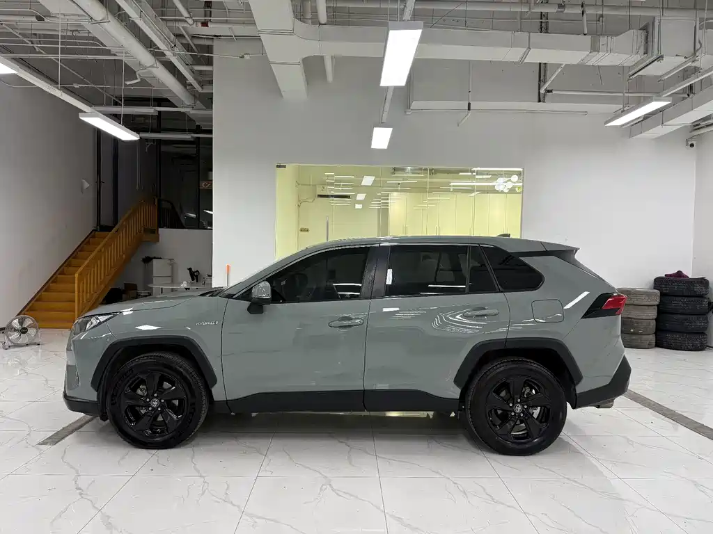 Toyota RAV4 — миниатюра 3