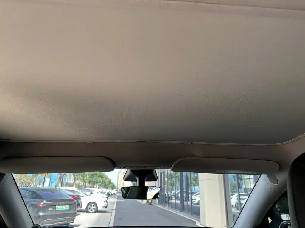Tesla Model Y — миниатюра 10
