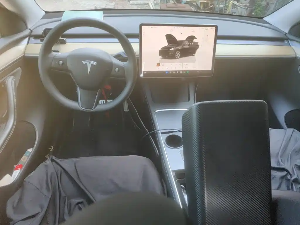 Tesla Model Y — миниатюра 5