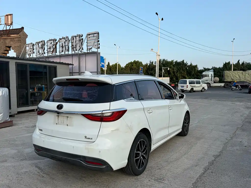 BYD MAX — миниатюра 9