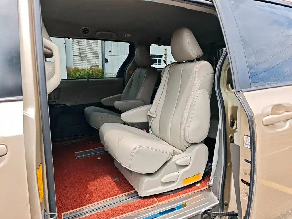 Toyota Sienna — миниатюра 23