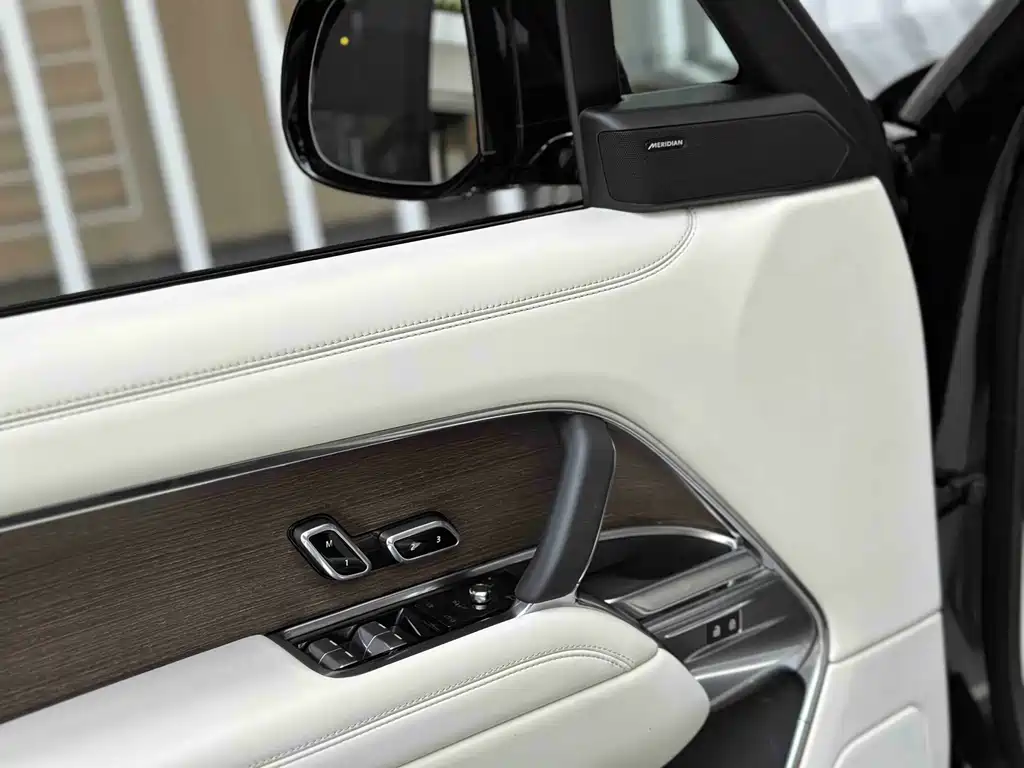 Land Rover Range Rover 2025 3.0 L6 400PS Long Wheelbase мест