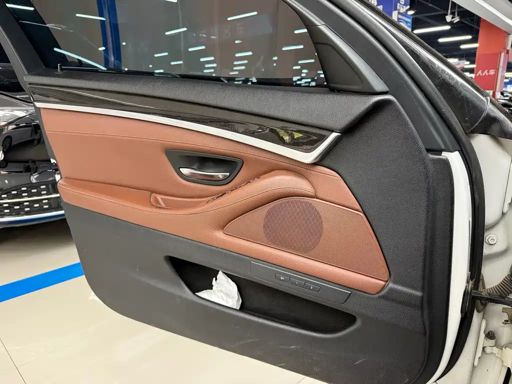 BMW 5 Series — миниатюра 7