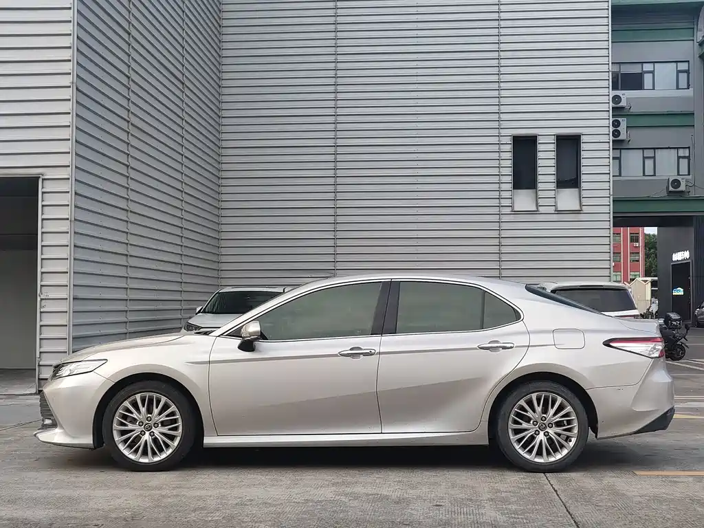 Toyota Camry — миниатюра 2