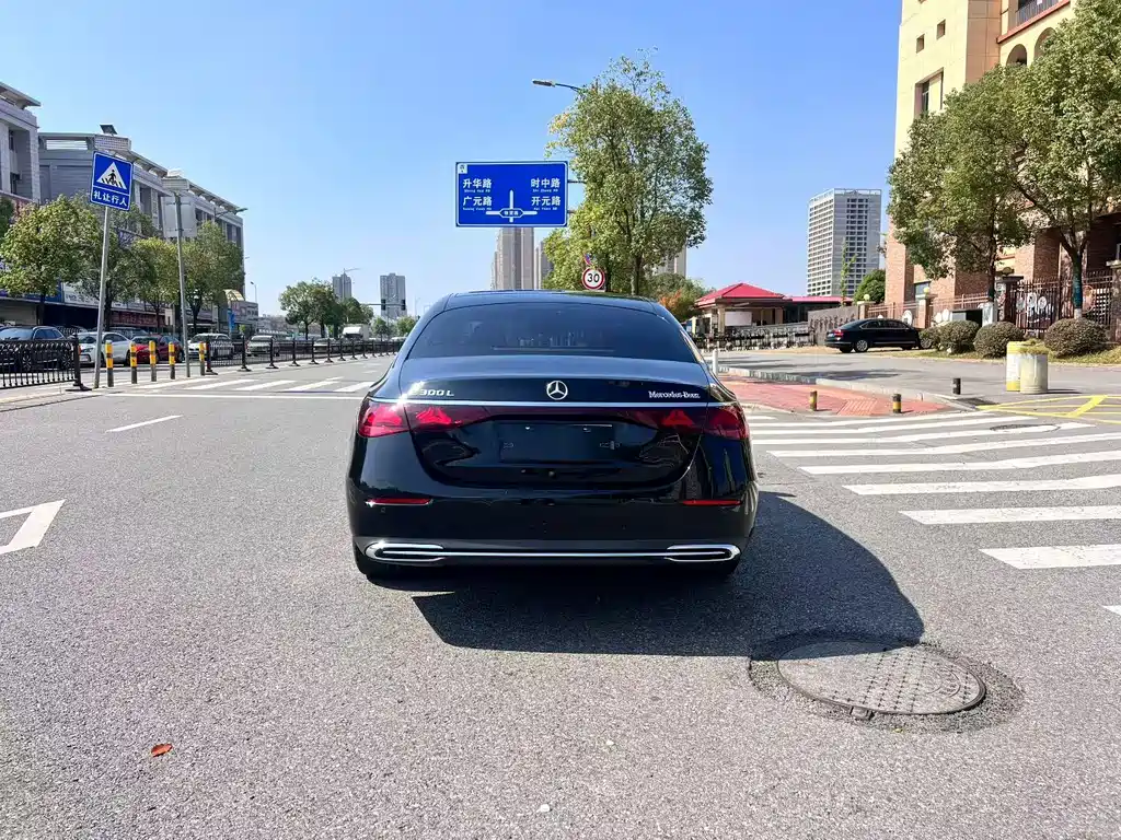 Mercedes-Benz E-Class — миниатюра 8