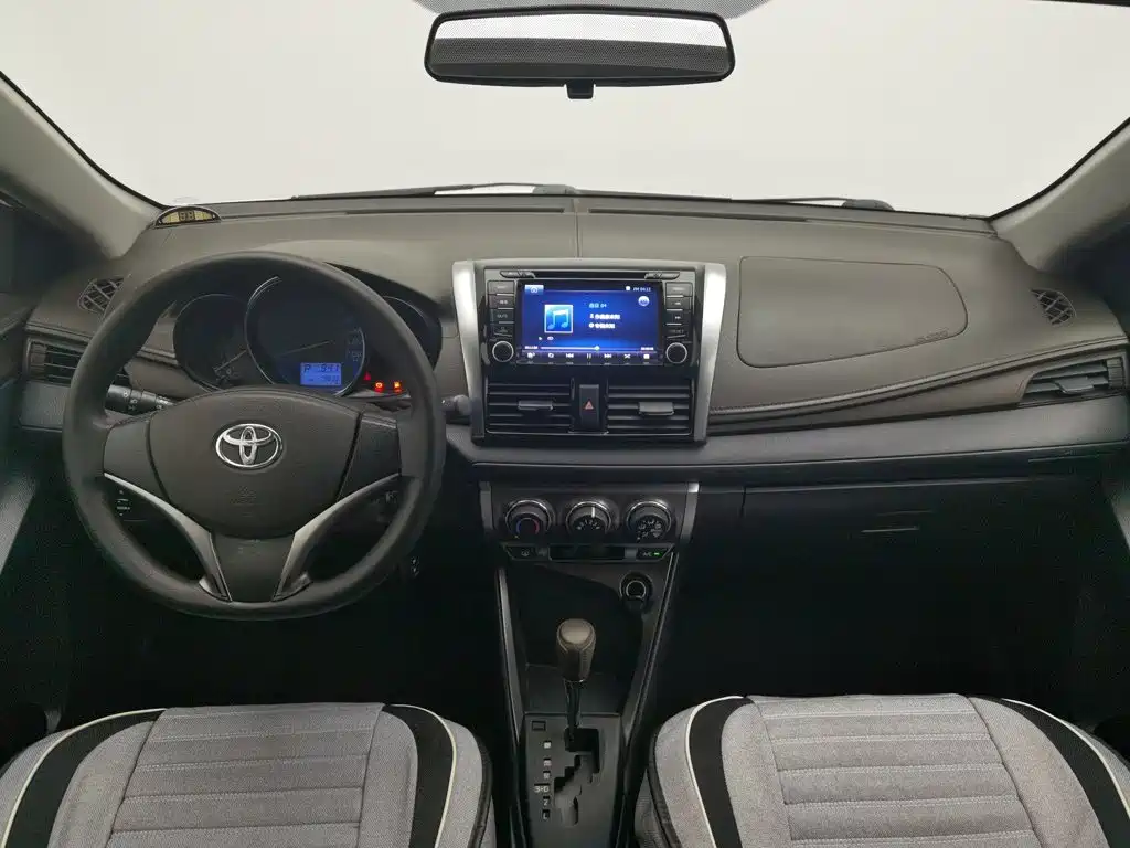 Toyota Yaris L — миниатюра 5