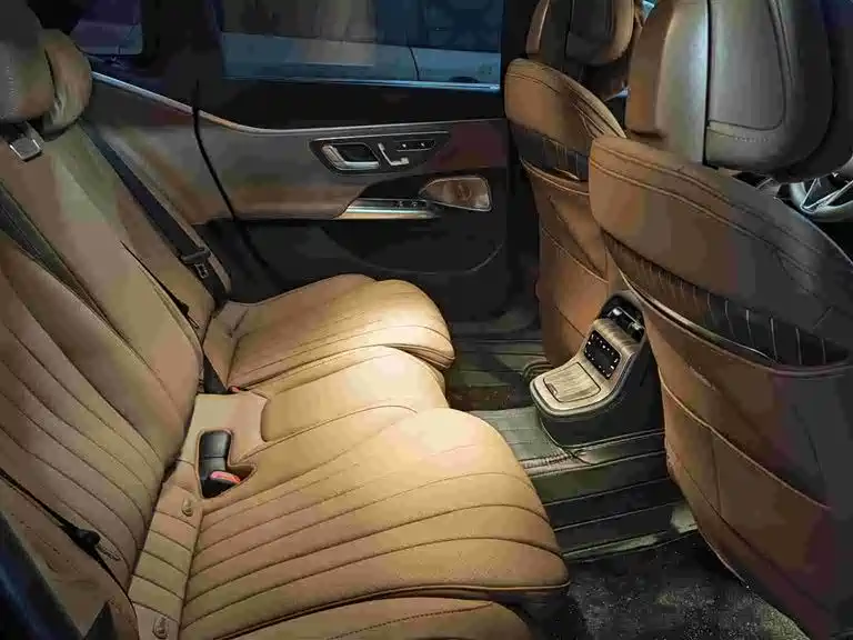Mercedes-Benz E-Class — миниатюра 5