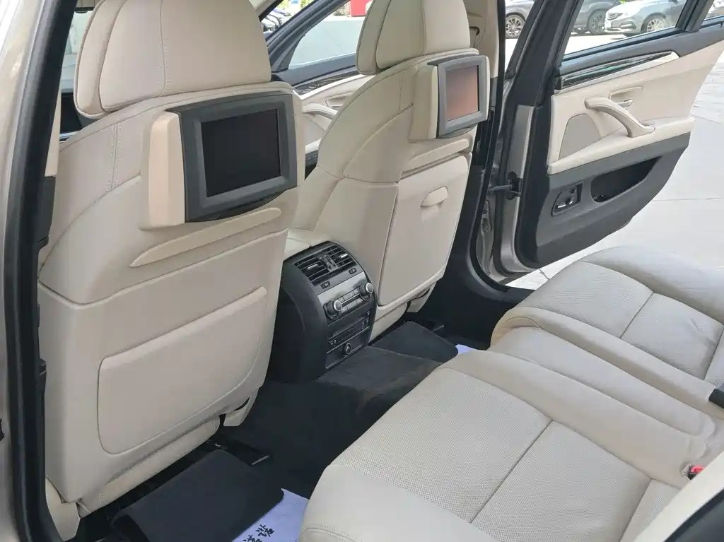 BMW 5 Series — миниатюра 19