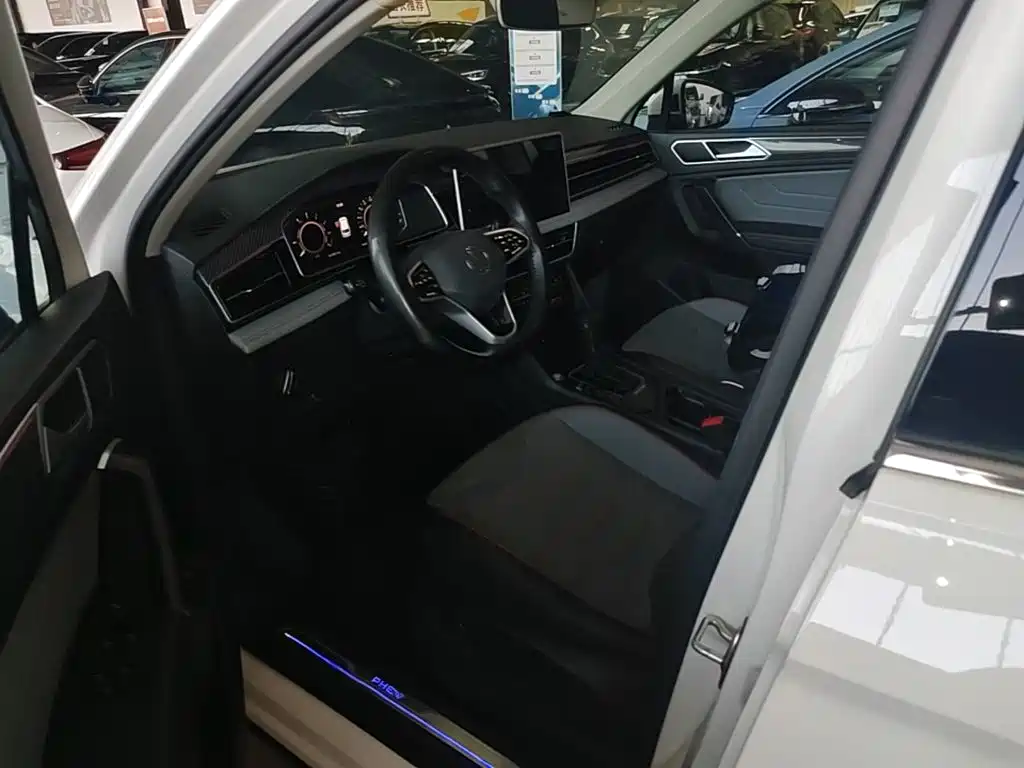 Volkswagen Tiguan L PHEV — миниатюра 16