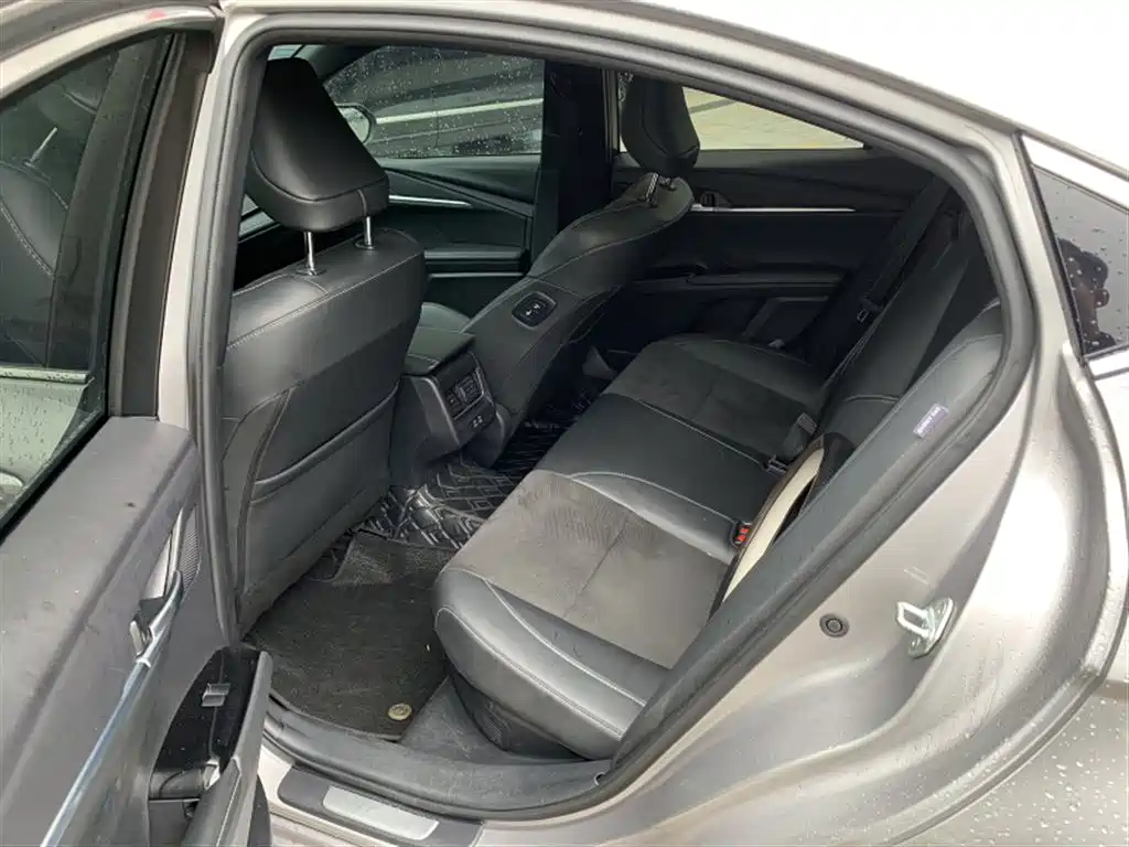 Toyota Camry — миниатюра 5
