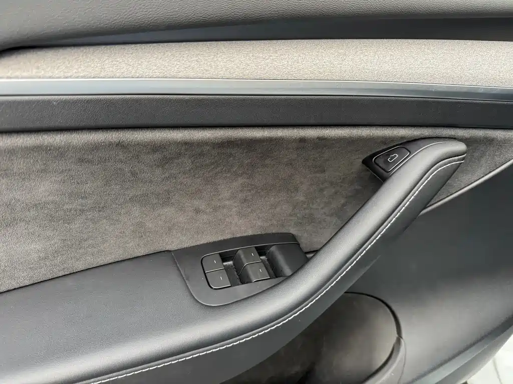 Tesla Model Y — миниатюра 8