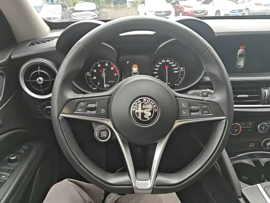Alfa Romeo Stelvio — миниатюра 11