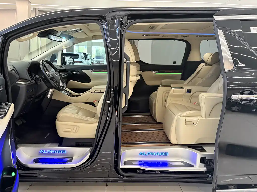 Toyota Alphard — миниатюра 7