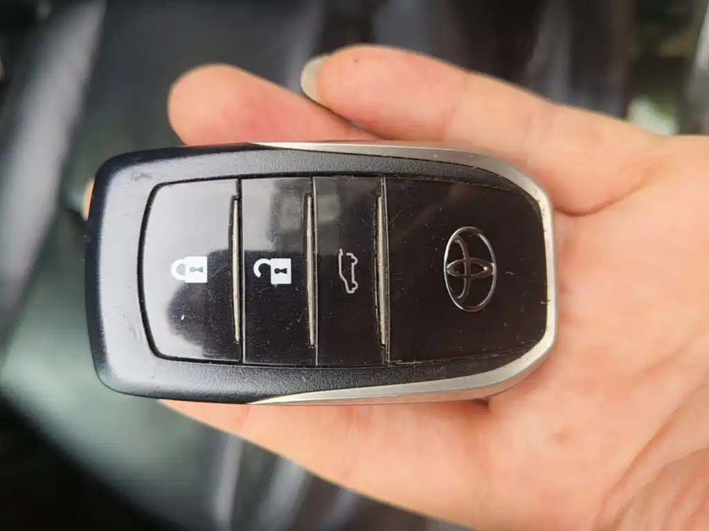 Toyota Land Cruiser Prado 2016 2.7L AT Standard